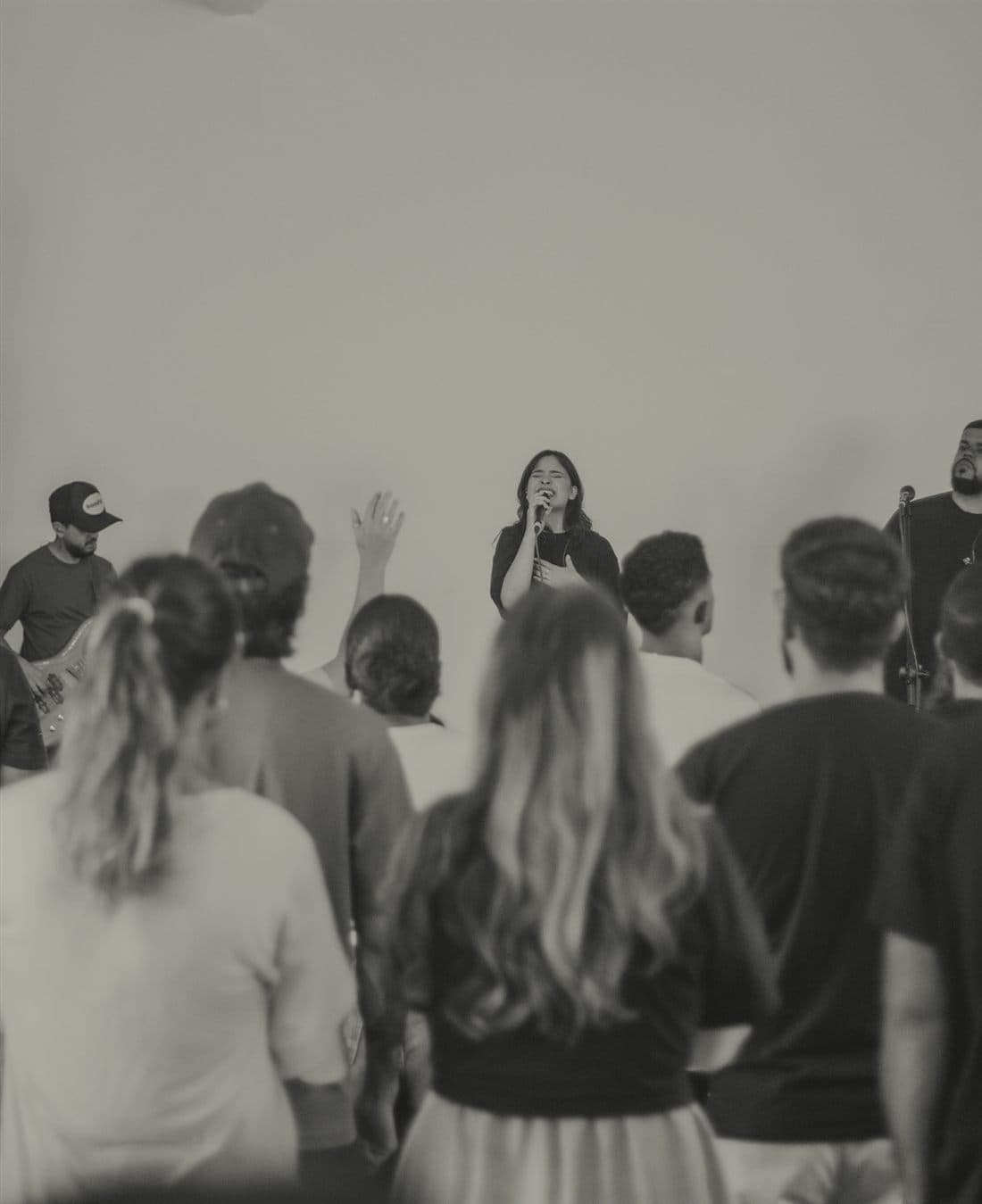Comunidade reunida em adoração durante o culto